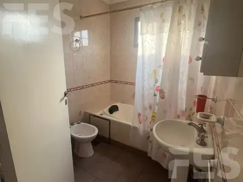 Casa en Alquiler con 4 cocheras