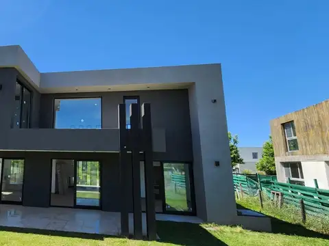 Casa 6 ambientes con 5 baños