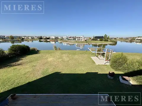 Casa en venta a la laguna en San Sebastian Area 9