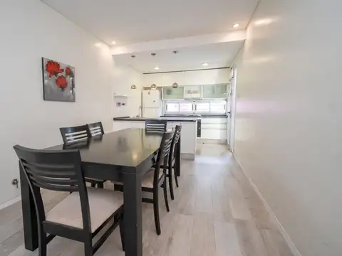 VENTA CASA MODERNIZADA CON COCHERA DOBLE Y PATIO
