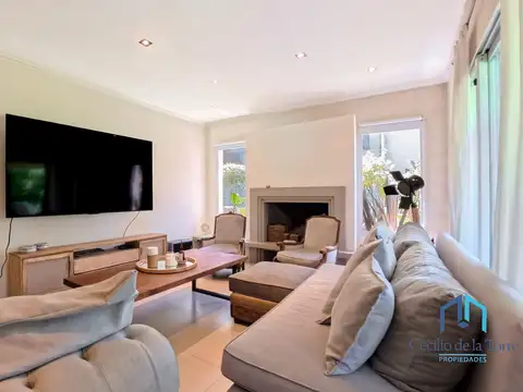 Casa en Venta con 3 cocheras