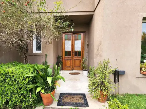 Casa en Alquiler con 2 cocheras