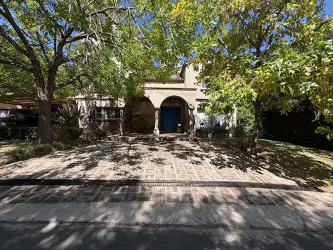 Exclusiva Casa en venta en Talar del Lago I, 6 ambientes con galeria de 60 mts2