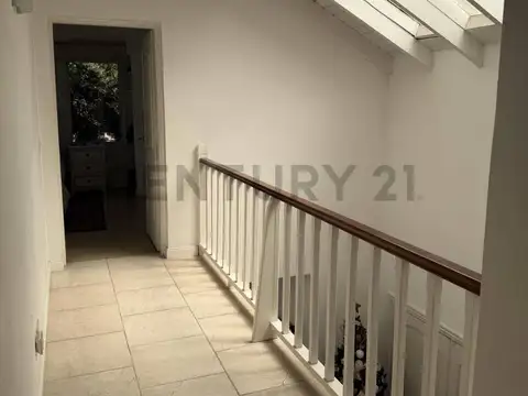 Exclusiva Casa en venta en Talar del Lago I, 6 ambientes con galeria de 60 mts2
