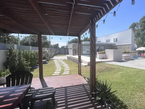 Casa 8 ambientes con 7 baños