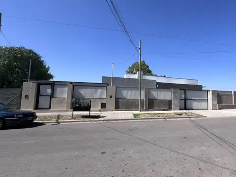 Casa en Venta con 2 cocheras