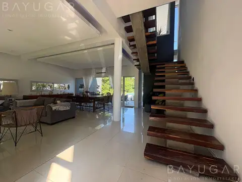 Casa 6 ambientes con 4 baños