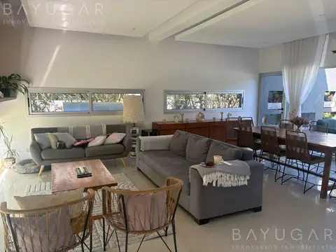 Casa 6 ambientes con 4 baños
