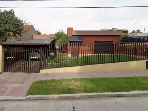 Casa 3 ambientes con piscina sobre lote propio en Venta en Boulogne
