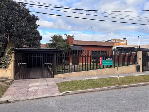 Casa 3 ambientes con piscina sobre lote propio con pileta en Venta en Boulogne/Villa Adelina