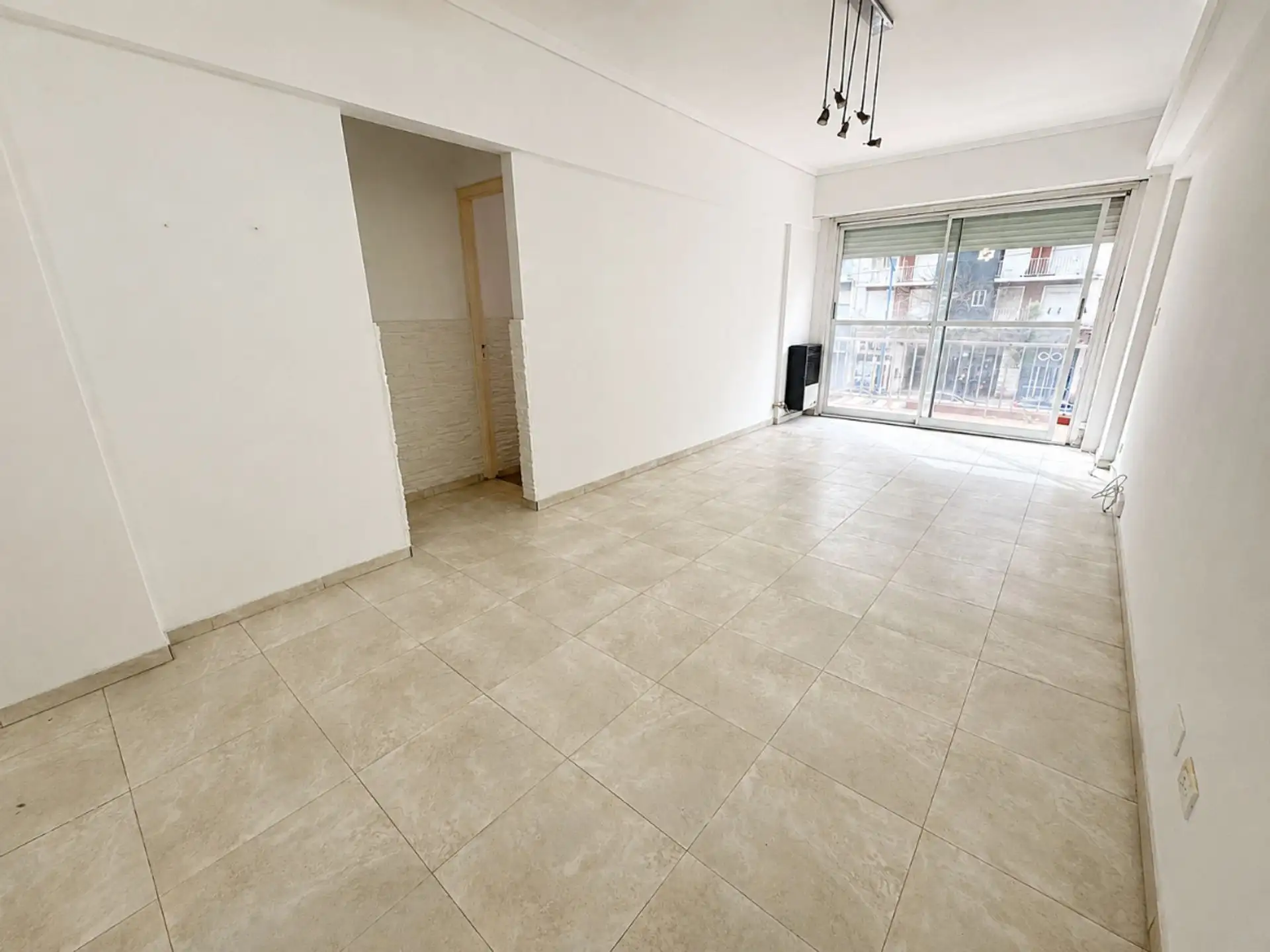 VENTA 4 AMBIENTES C/ DEPENDENCIA E/ COCHERA BALCON