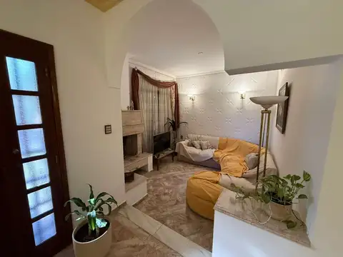Casa 8 ambientes con 4 baños