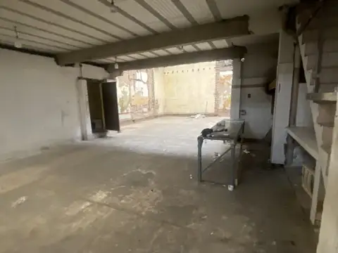 Galpón en lote propio con entrada para camión – 390m²