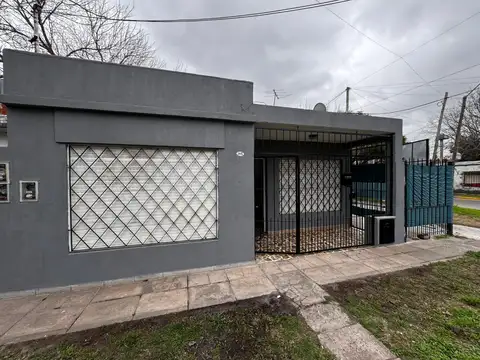 Casa en alquiler de 3 ambientes con cochera y patio