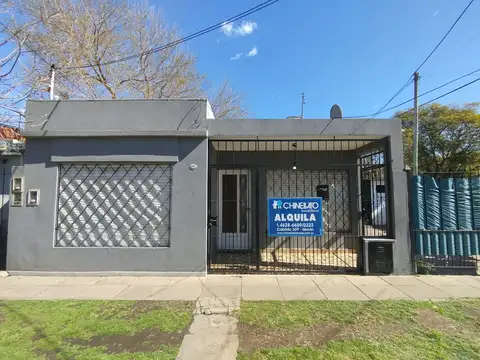 Casa en alquiler de 3 ambientes con cochera y patio
