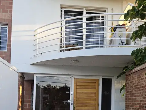 Departamento en área centro este de Neuquén capital, dos dormitorios con quincho, y cochera