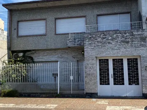 CASA 5 AMBIENTES C/ PATIO Y COCHERA