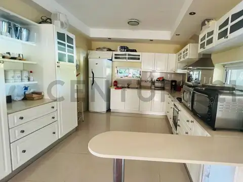 Casa 5 ambientes con 3 baños