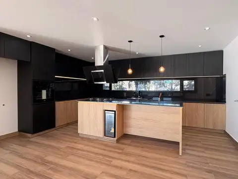 Casa 6 ambientes con 5 baños