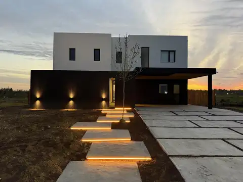 Venta | Casa a estrenar con costa al río y 5 dormitorios | Naudir Delta