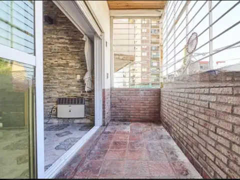 VENTA DE CASA 4 AMBIENTES CON LOCAL COMERCIAL EN PLANTA BAJA EN FLORESTA APTO CREDITO