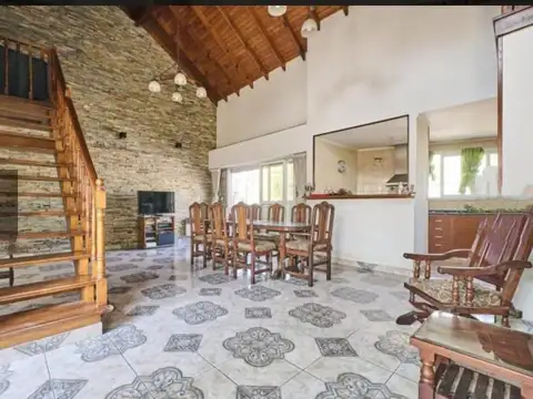 VENTA DE CASA 4 AMBIENTES CON LOCAL COMERCIAL EN PLANTA BAJA EN FLORESTA APTO CREDITO
