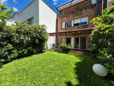 Venta Tipo Casa 3 amb c/cochera, jardín y parrilla Pilar 