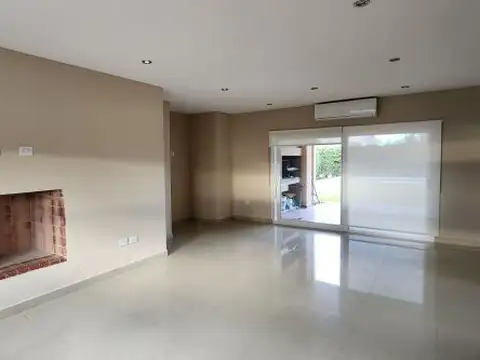 Casa en Alquiler con 2 cocheras