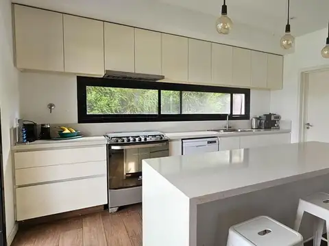 Casa en Venta con 5 cocheras