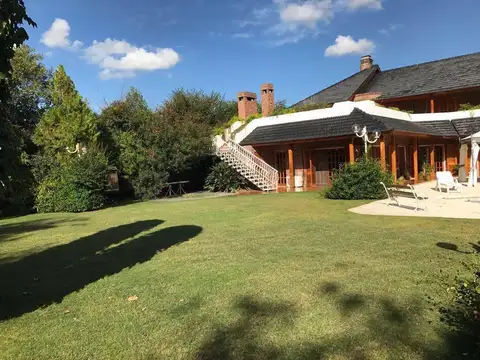 Casa en Venta con 2 cocheras