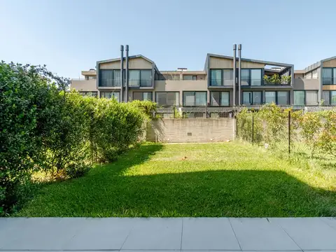 Imperdible departamento en dúplex con jardín propio en venta en Nuevo Beccar Central.