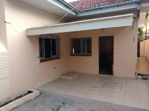 CASA DE 3 AMBIENTES CON PATIO Y COCHERA