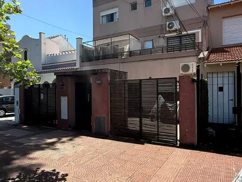 Departamento tipo casa en venta en Villa Pueyrredon