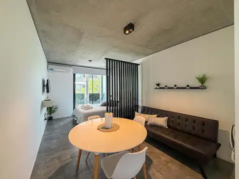 Departamento monoambiente amoblado con balcón al frente en Pichincha