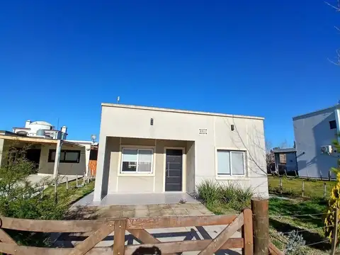 Casa moderna y funcional, con parque y pileta, en Domselaar Chico VENTA