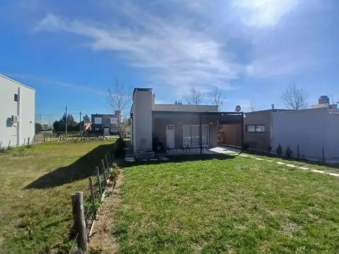 Casa moderna y funcional, con parque y pileta, en Domselaar Chico VENTA