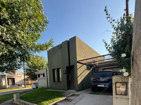 Casa en venta - 3 Dormitorios 1 Baño - Cocheras - 253Mts2 - Alta Gracia