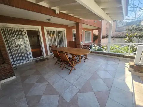 Casa en Alquiler con 8 cocheras