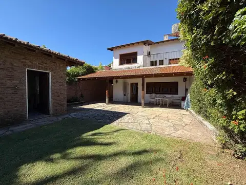 Casa en Venta con 2 cocheras