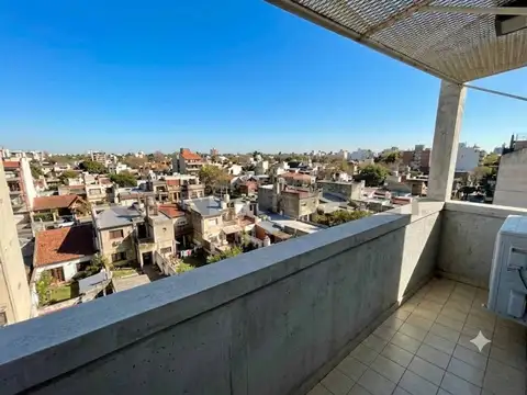 Monoambiente con entrepiso y balcón en Banfield