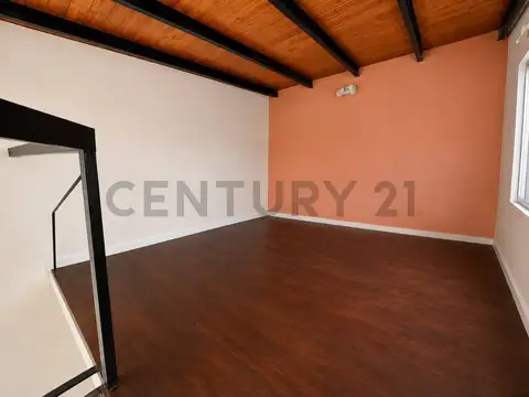 Monoambiente con entrepiso y balcón en Banfield