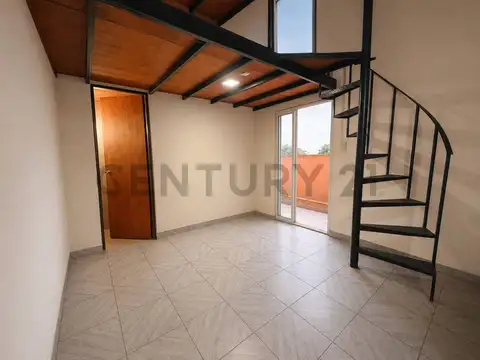 Monoambiente con entrepiso y balcón en Banfield