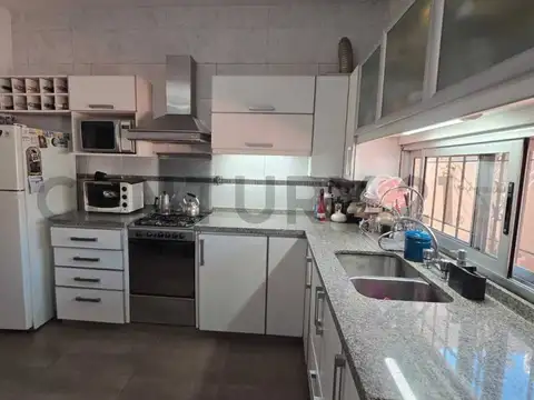 VENTA CASA 3 AMB EN LANUS, CON COCHERA JARDIN Y PILETA.
