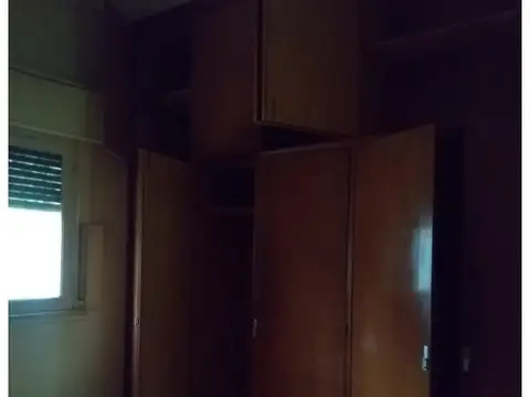 Casa con galpon c/entrada por 2 calles en Avellaneda