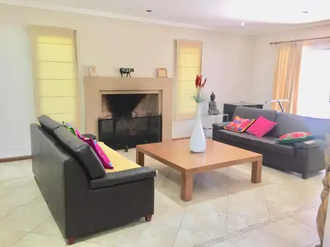 Casa en Venta con 6 cocheras