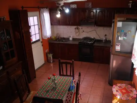 Casa 7 ambientes con 2 baños