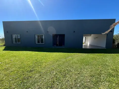 CASA CON PILETA EN VENTA EN COLONIA CAROLINA 