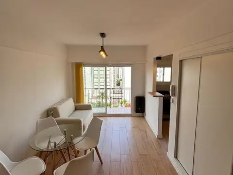 1 ambiente a la calle con balcón saliente