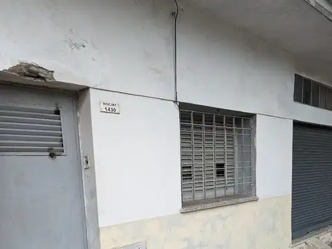 Casa a refaccionar sobre lote 8,66 x 46 Tres ambiente local al frente