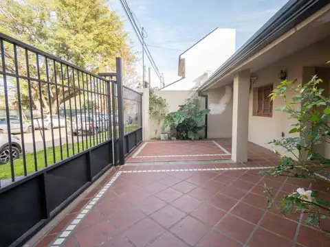 CASA CON PATIO Y PILETA EN GUADALUPE